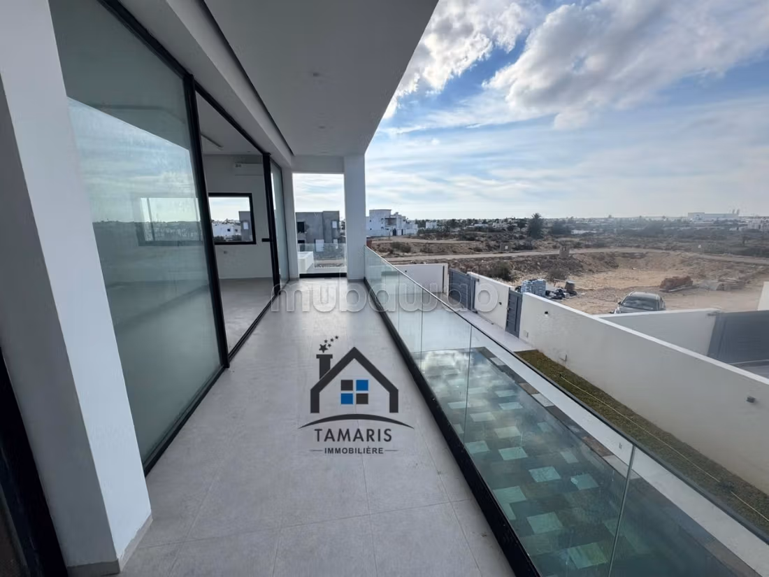 Villa de haut standing à vendre. Superficie 330 m². Antenne parabolique et Porte blindée