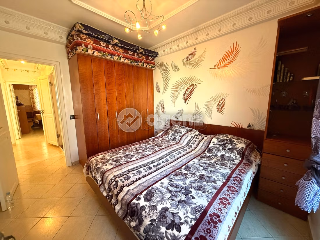 شقة رائعة للبيع ببوركون الشرقي. 2 غرف رائعة. موقف سيارات ومصعد