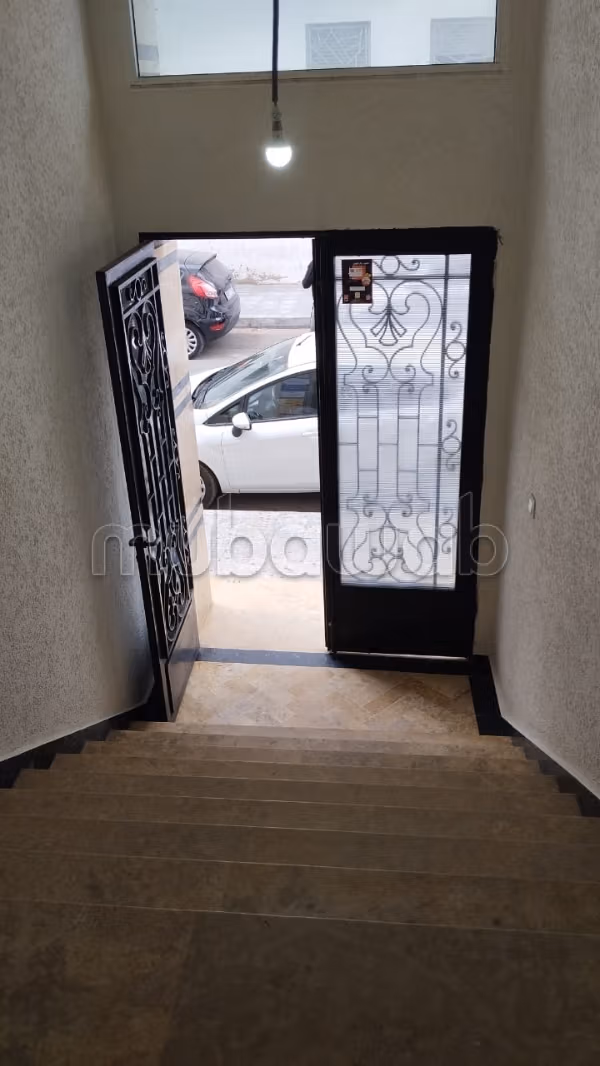 Bel appartement à vendre en Centre ville. 2 chambres. Salon traditionnel et système d'antenne parabolique