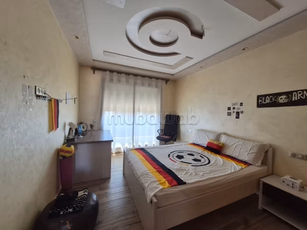 Casa di lusso in vendita a Bouskoura Ville. 5 belle camere da letto. Antenna parabolica e salotto in stile marocchino