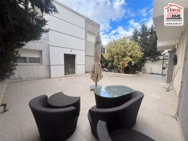 Maestosa residenza di lusso in vendita a Ben Arous. Superficie totale 560 m². Posto auto e giardino