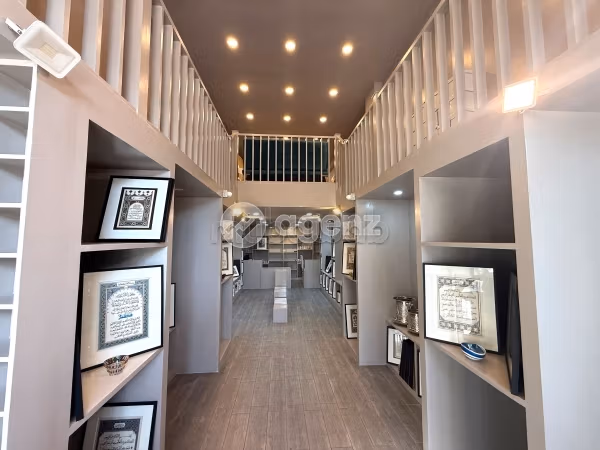Offices & shops for sale in Bourgogne Est. Large area 87 m²