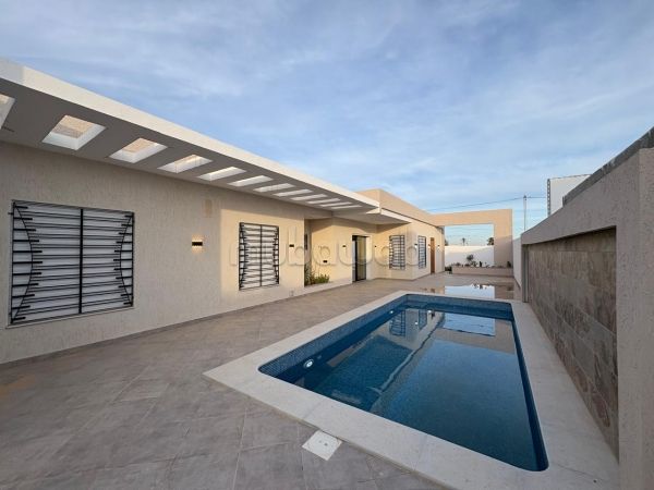 Maestosa residenza di lusso in vendita a Houmt Souk. Superficie di 200 m². Posto auto e giardino