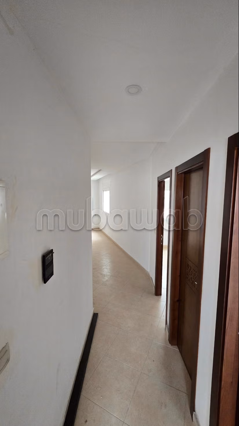 Appartement en vente à M'Diq. 2 chambres. Salon Marocain, sécurité