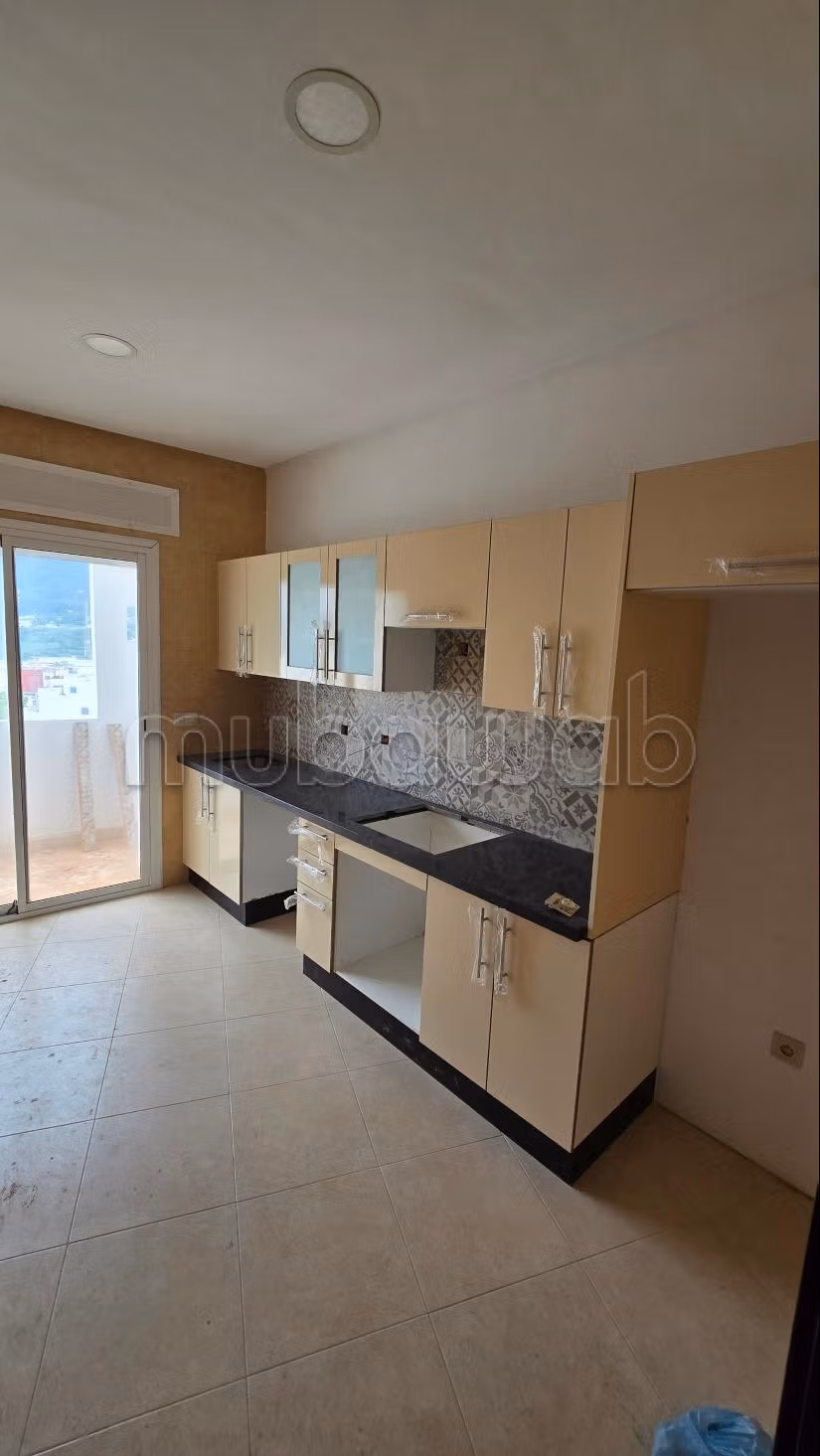 Appartement en vente à M'Diq. 2 chambres. Salon Marocain, sécurité — 2