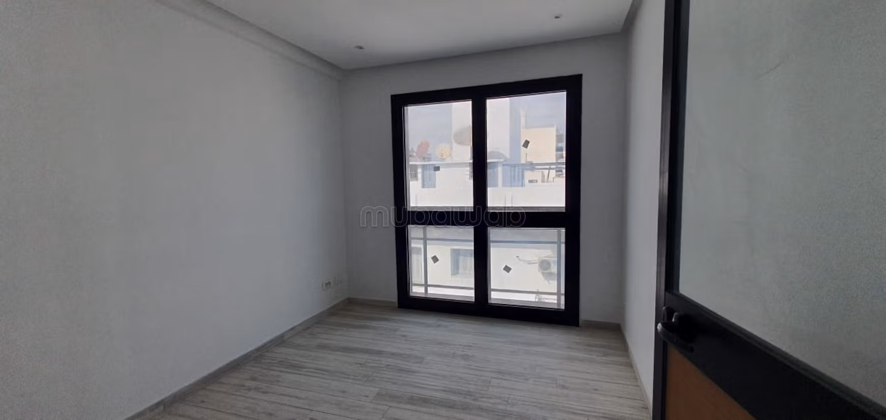 Ufficio da acquistare a La Fayette. Superficie di 320 m². Ascensore e posto auto