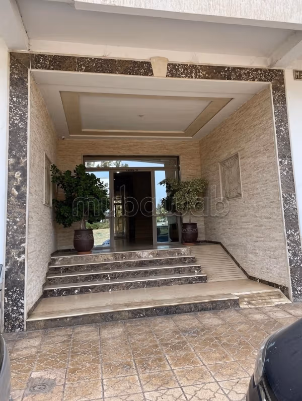 Très bel appartement en location à Souissi. Surface de 222 m². Espaces verts et ascenseur