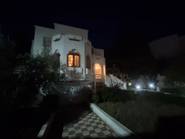 Maestosa residenza di lusso in vendita a Cité Ennasr 1.10 locali spaziosi. Terrazzo e giardino