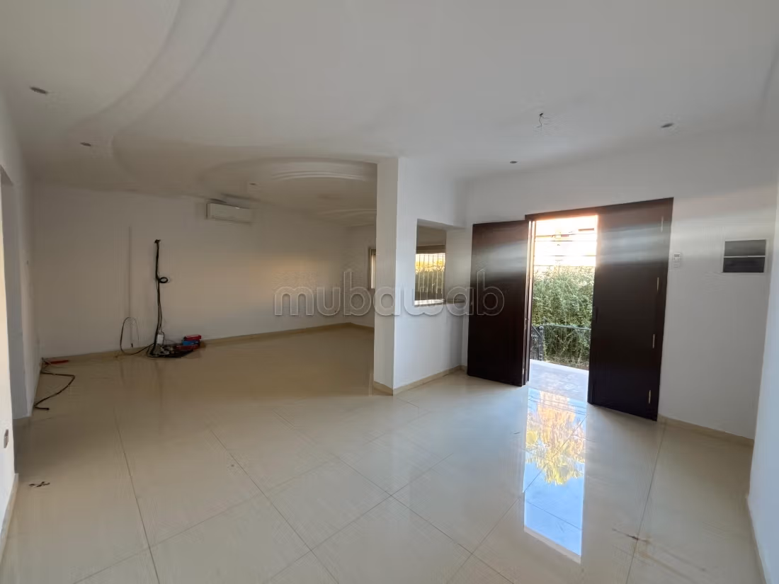 Luxury home for sale. Dimension 670 m². Carpark, Balcony