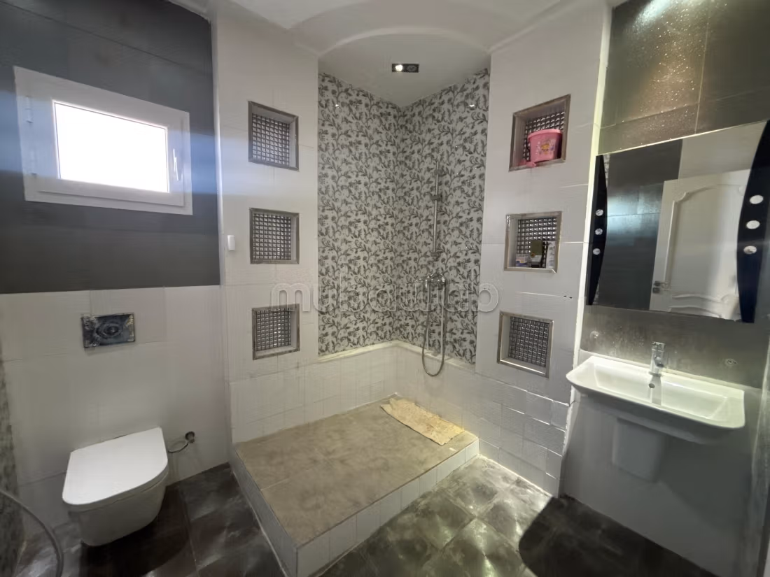 Luxury home for sale. Dimension 670 m². Carpark, Balcony