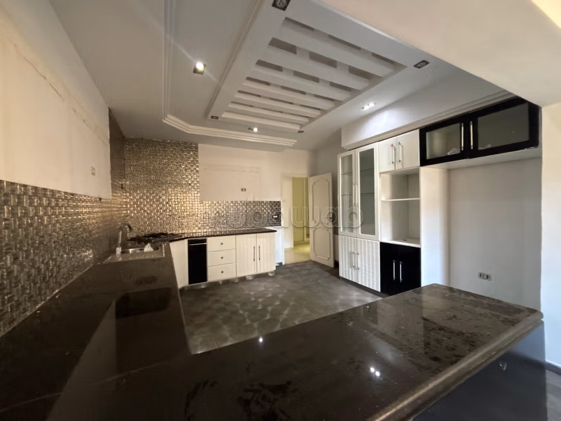 Luxury home for sale. Dimension 670 m². Carpark, Balcony