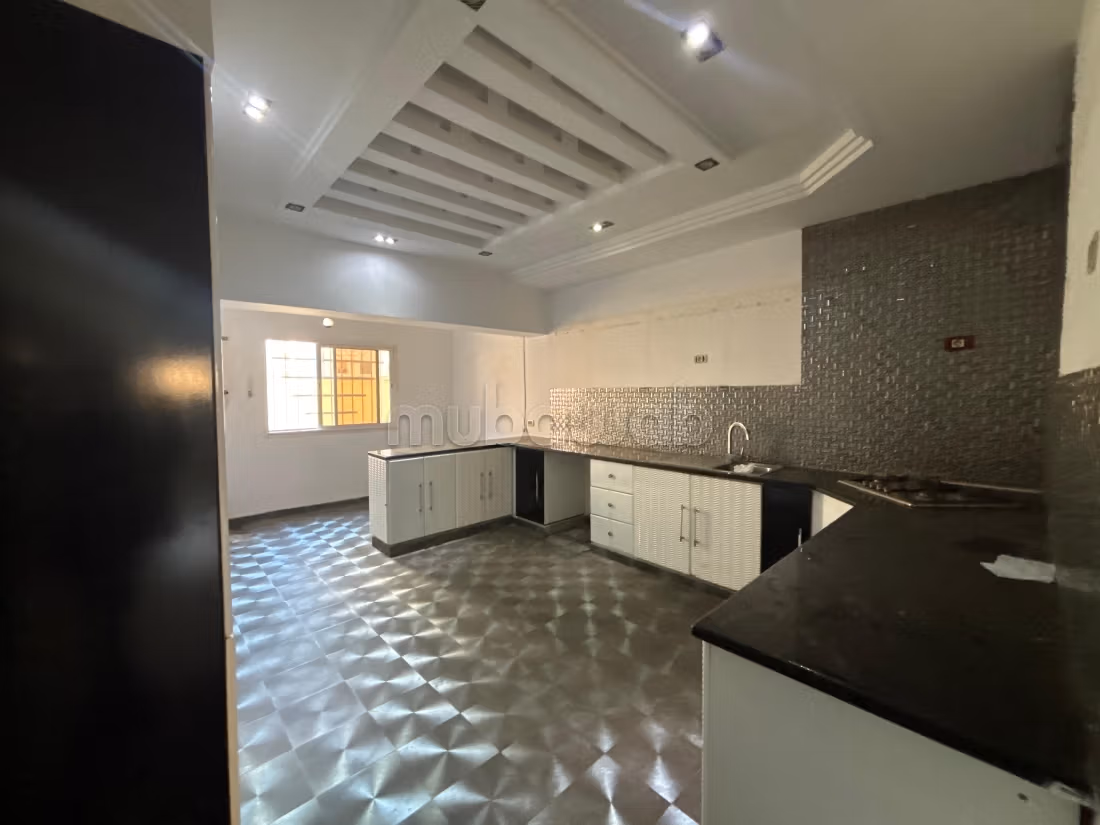 Luxury home for sale. Dimension 670 m². Carpark, Balcony