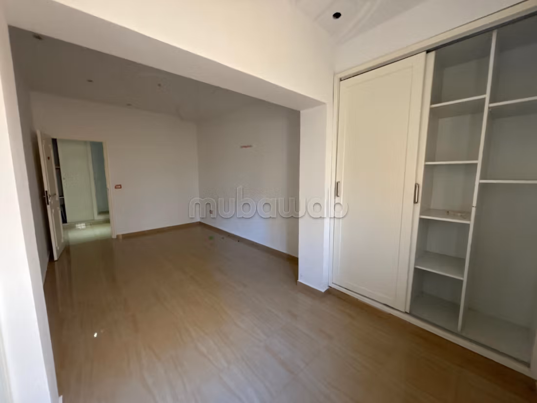 Luxury home for sale. Dimension 670 m². Carpark, Balcony