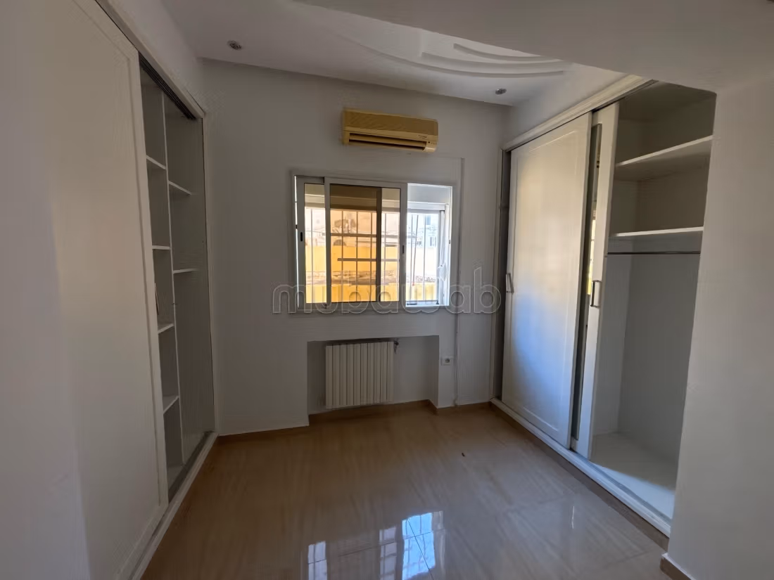 Luxury home for sale. Dimension 670 m². Carpark, Balcony