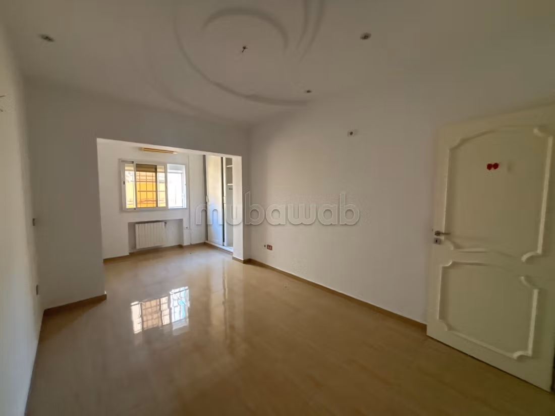 Luxury home for sale. Dimension 670 m². Carpark, Balcony