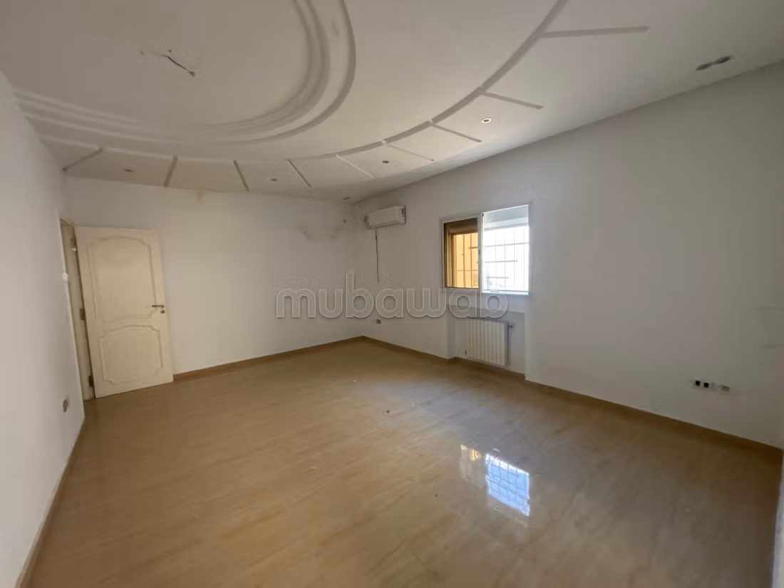 Luxury home for sale. Dimension 670 m². Carpark, Balcony