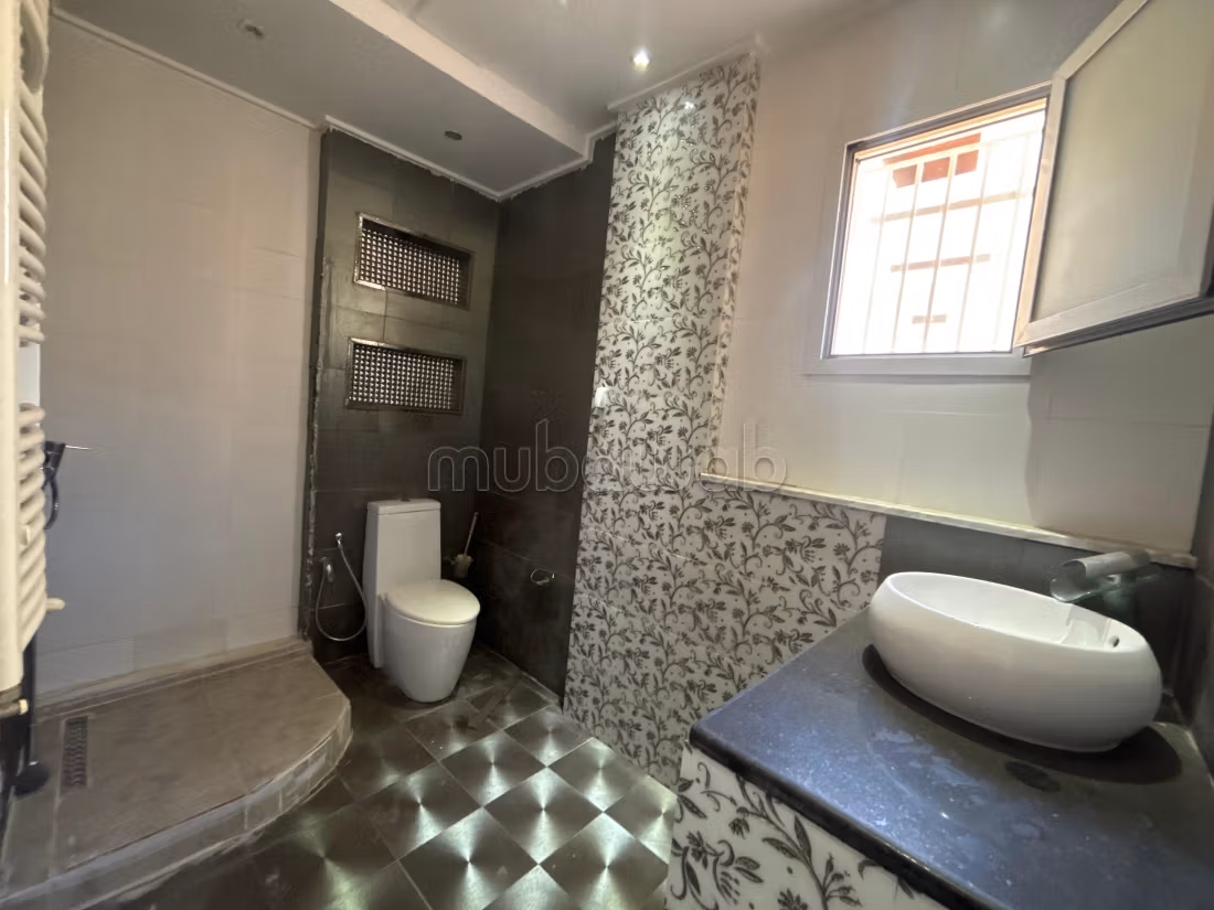 Luxury home for sale. Dimension 670 m². Carpark, Balcony