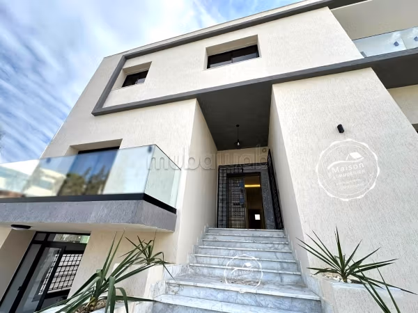 Ufficio da affittare a Cité Jardins. Superficie totale 800 m². Doppi vetri, porta blindata