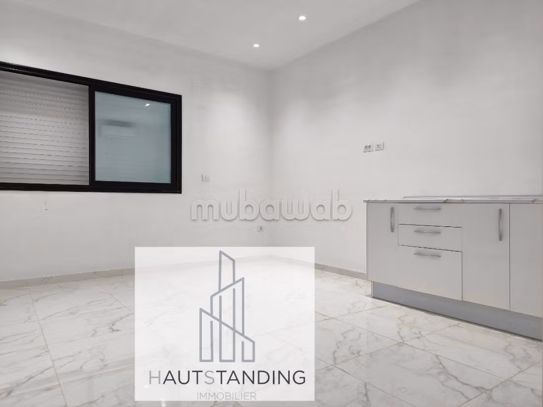 Comodo ufficio in affitto. Superficie di 250 m². Servizio di concierge e aria condizionata