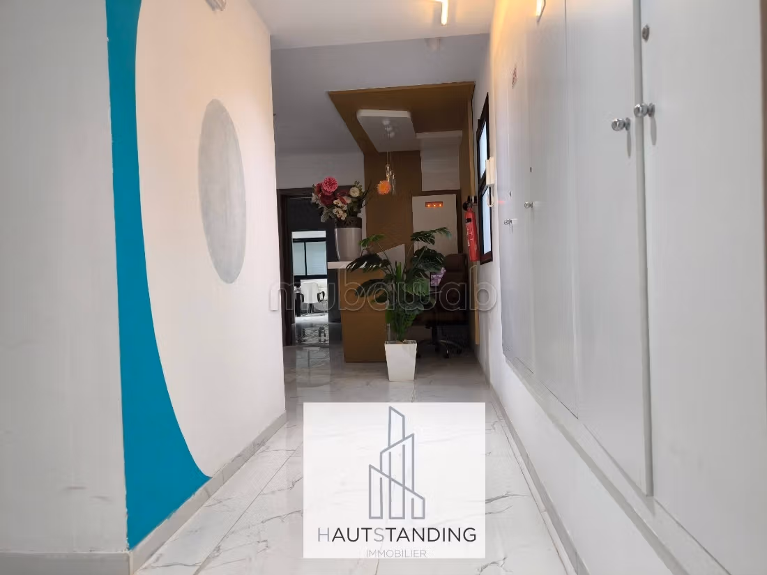 Comodo ufficio in affitto. Superficie di 250 m². Servizio di concierge e aria condizionata