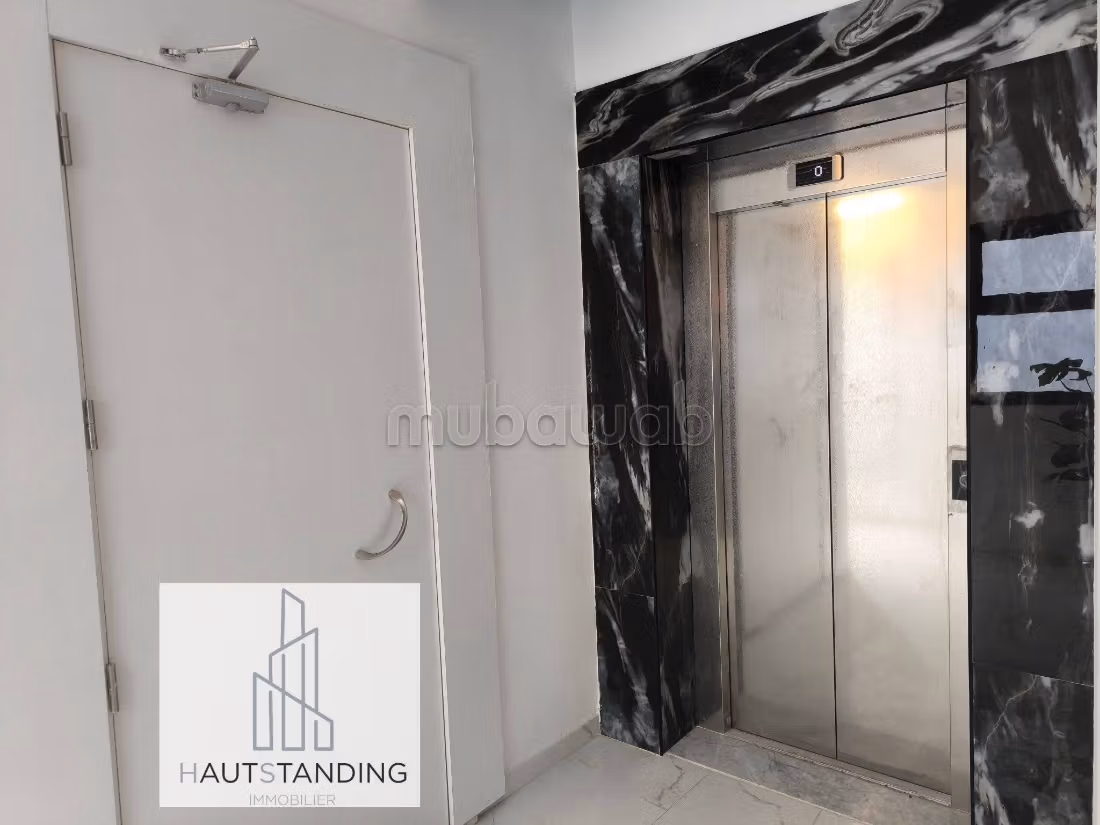 Comodo ufficio in affitto. Superficie di 250 m². Servizio di concierge e aria condizionata
