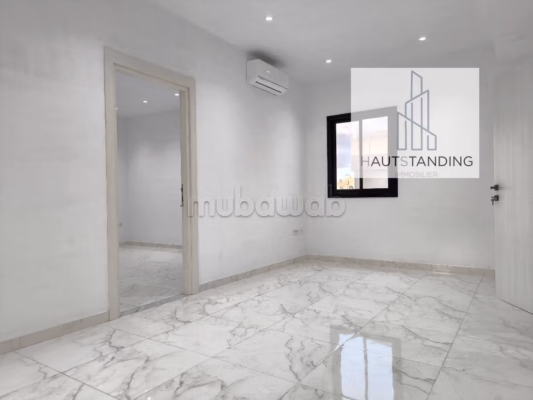 Comodo ufficio in affitto. Superficie di 250 m². Servizio di concierge e aria condizionata