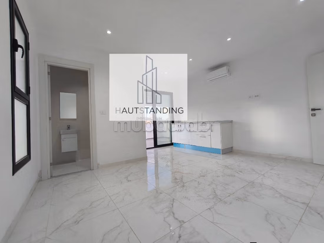 Comodo ufficio in affitto. Superficie di 250 m². Servizio di concierge e aria condizionata