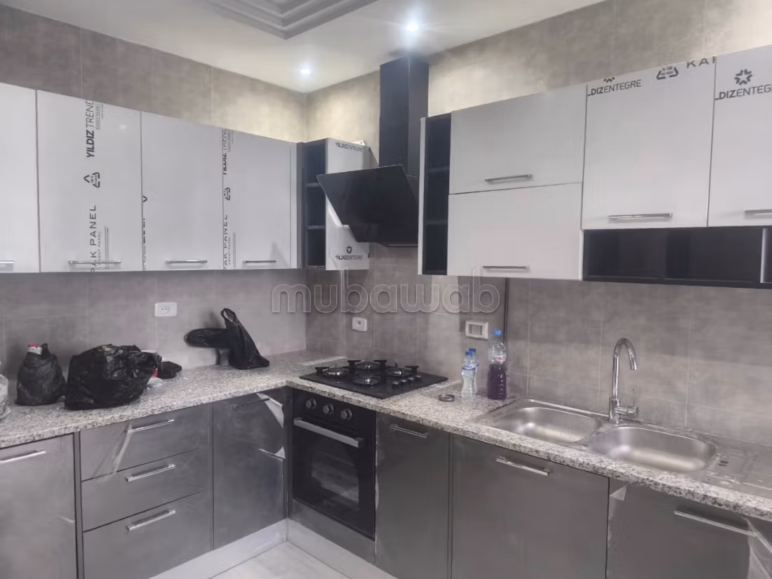 Propriété à louer à Cité Du Stade. 4 chambres agréables. Porte blindée et système de double vitrage