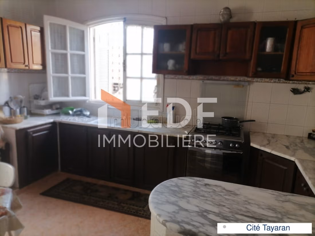 Vendita villa di lusso a Bizerte. 6 locali spaziosi. Garage e terrazzo