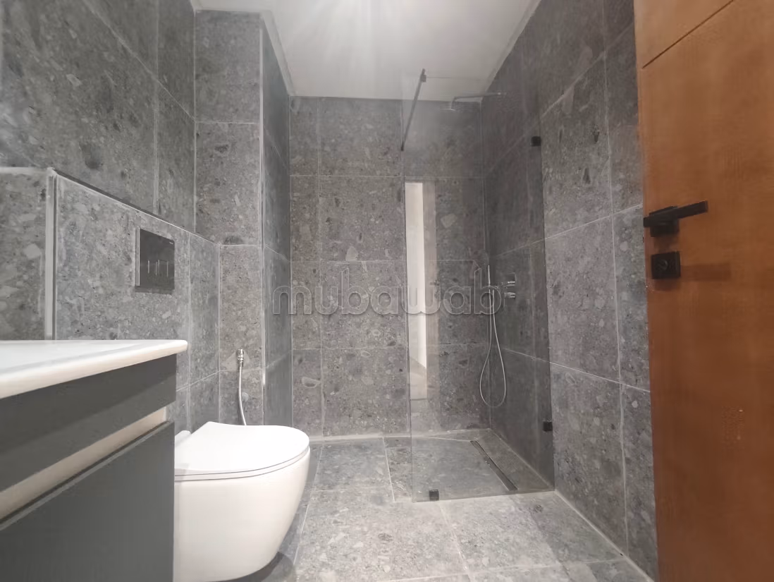 Louez cet appartement à Ain Zaghouan Nord. Surface de 80 m². Double vitrage et porte blindée