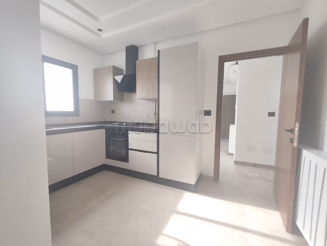 Louez cet appartement à Ain Zaghouan Nord. Surface de 80 m². Double vitrage et porte blindée