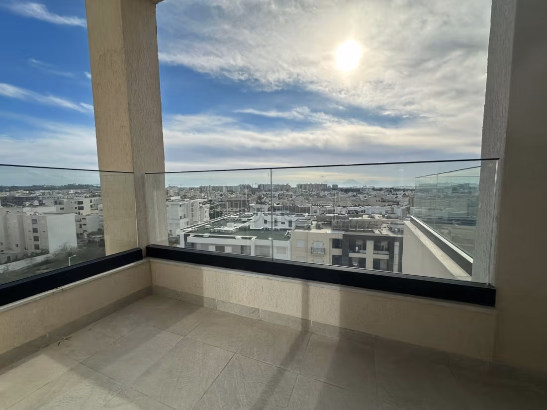 Louez cet appartement à Ain Zaghouan Nord. Surface de 80 m². Double vitrage et porte blindée
