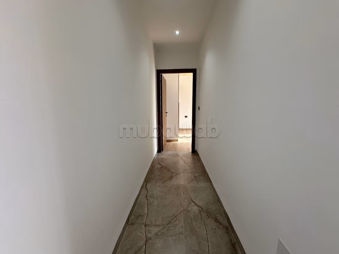 Louez cet appartement à Ain Zaghouan Nord. Surface de 80 m². Double vitrage et porte blindée