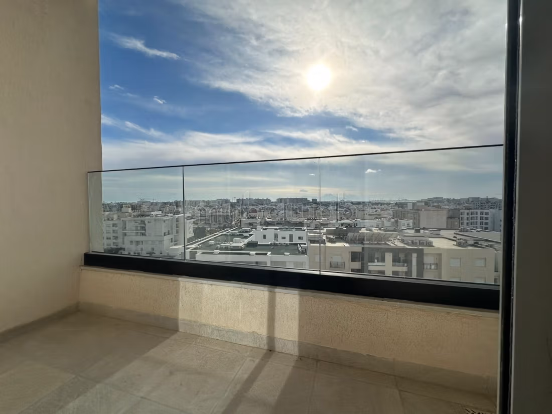 Louez cet appartement à Ain Zaghouan Nord. Surface de 80 m². Double vitrage et porte blindée