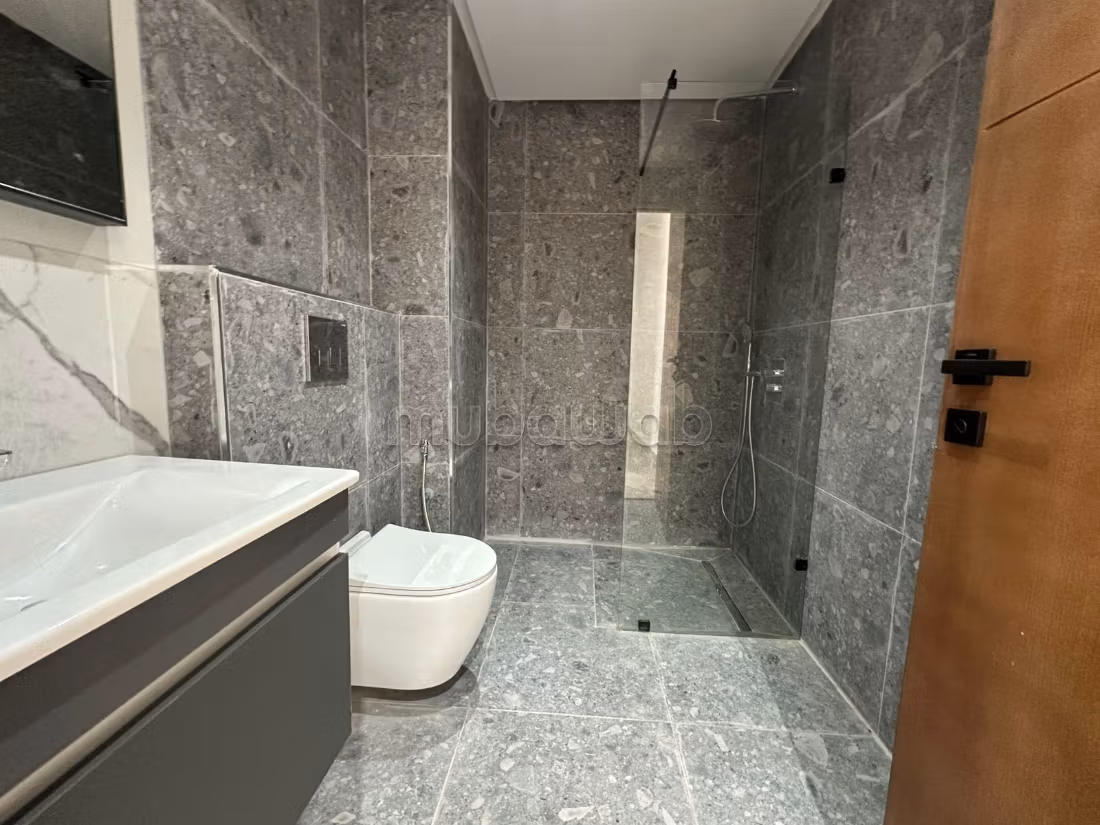 Louez cet appartement à Ain Zaghouan Nord. Surface de 80 m². Double vitrage et porte blindée