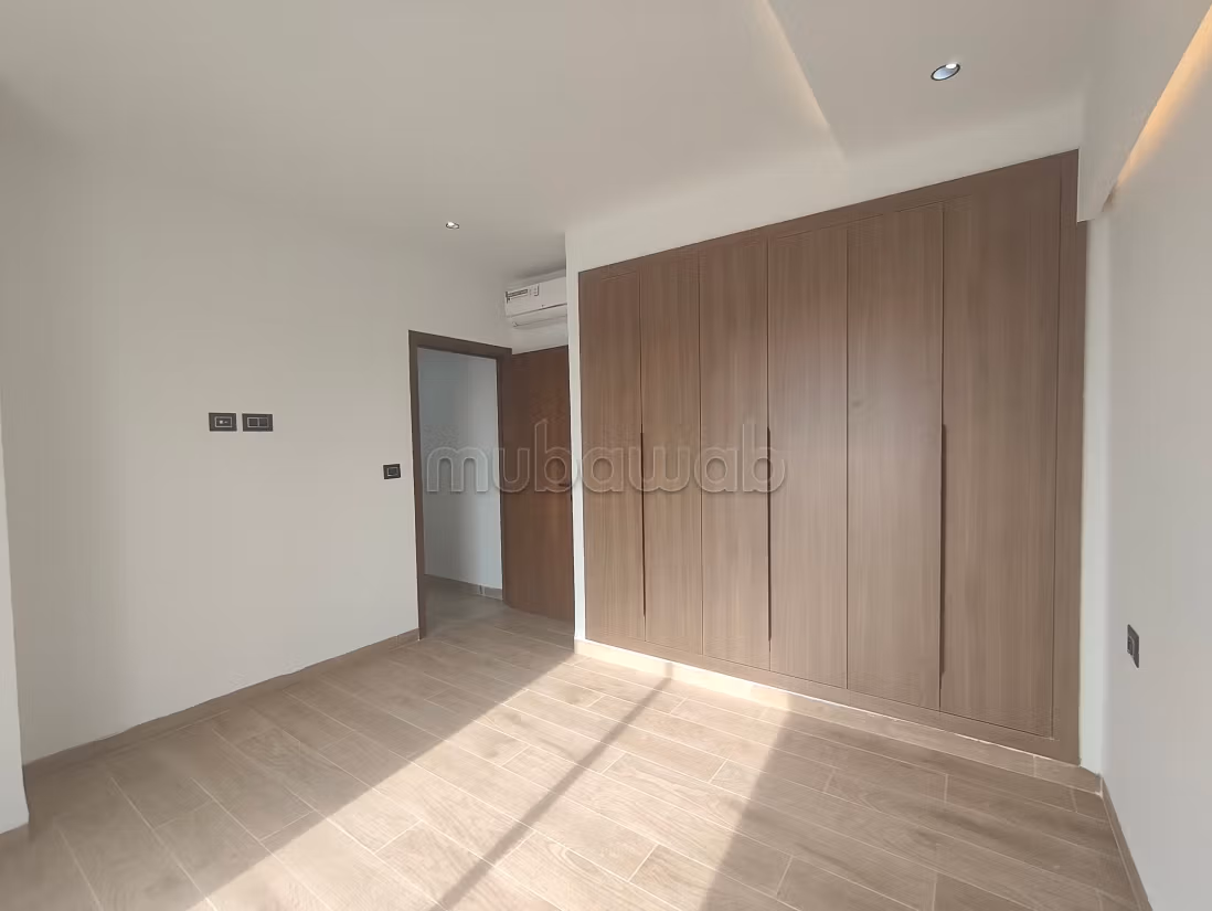 Louez cet appartement à Ain Zaghouan Nord. Surface de 80 m². Double vitrage et porte blindée