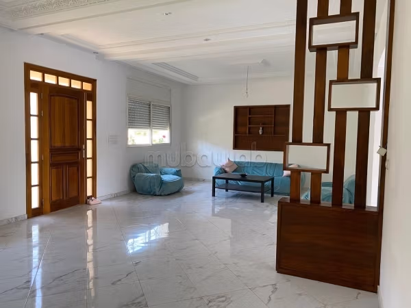 Suntuosa casa en venta. Superficie 320 m². Espacios verdes, plazas de estacionamiento