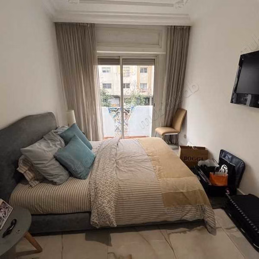 Sell apartment in Bourgogne Ouest. Large area 105 m². Ample storage space