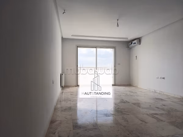 Vendita di uno splendido appartamento. 3 camere da letto. Servizio di concierge e condizionatore