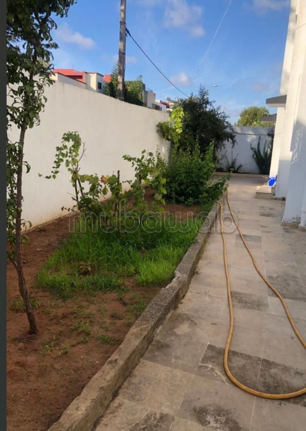 Villa de haut standing à vendre à Aviation Mabella. 
3 pièces. 
Air conditionné et cheminée