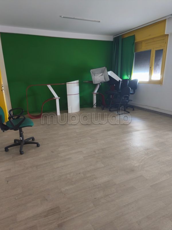 Offices for rent in Les Hôpitaux. Area 100 m²