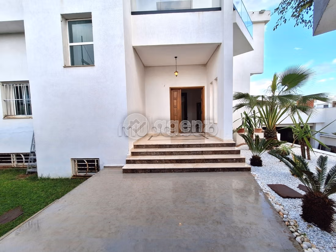 High quality house for sale. 6 lovely rooms. Parking spaces and garden