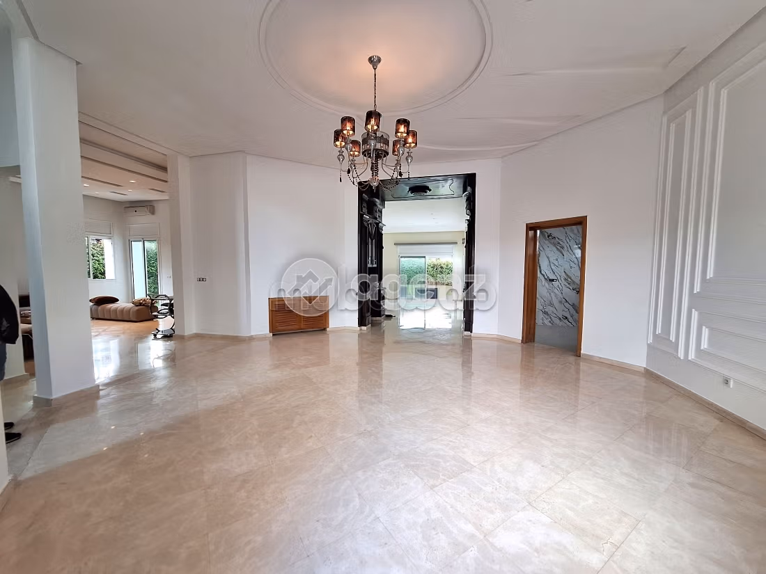 High quality house for sale. 6 lovely rooms. Parking spaces and garden