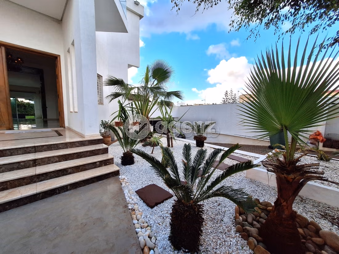 High quality house for sale. 6 lovely rooms. Parking spaces and garden