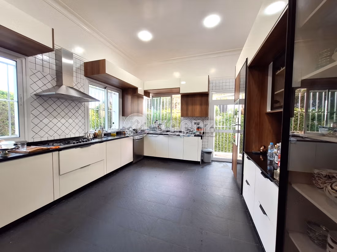 High quality house for sale. 6 lovely rooms. Parking spaces and garden