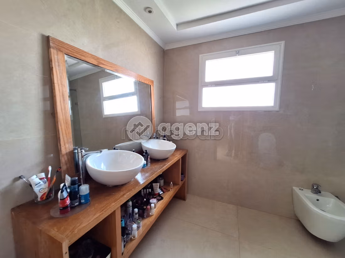 High quality house for sale. 6 lovely rooms. Parking spaces and garden
