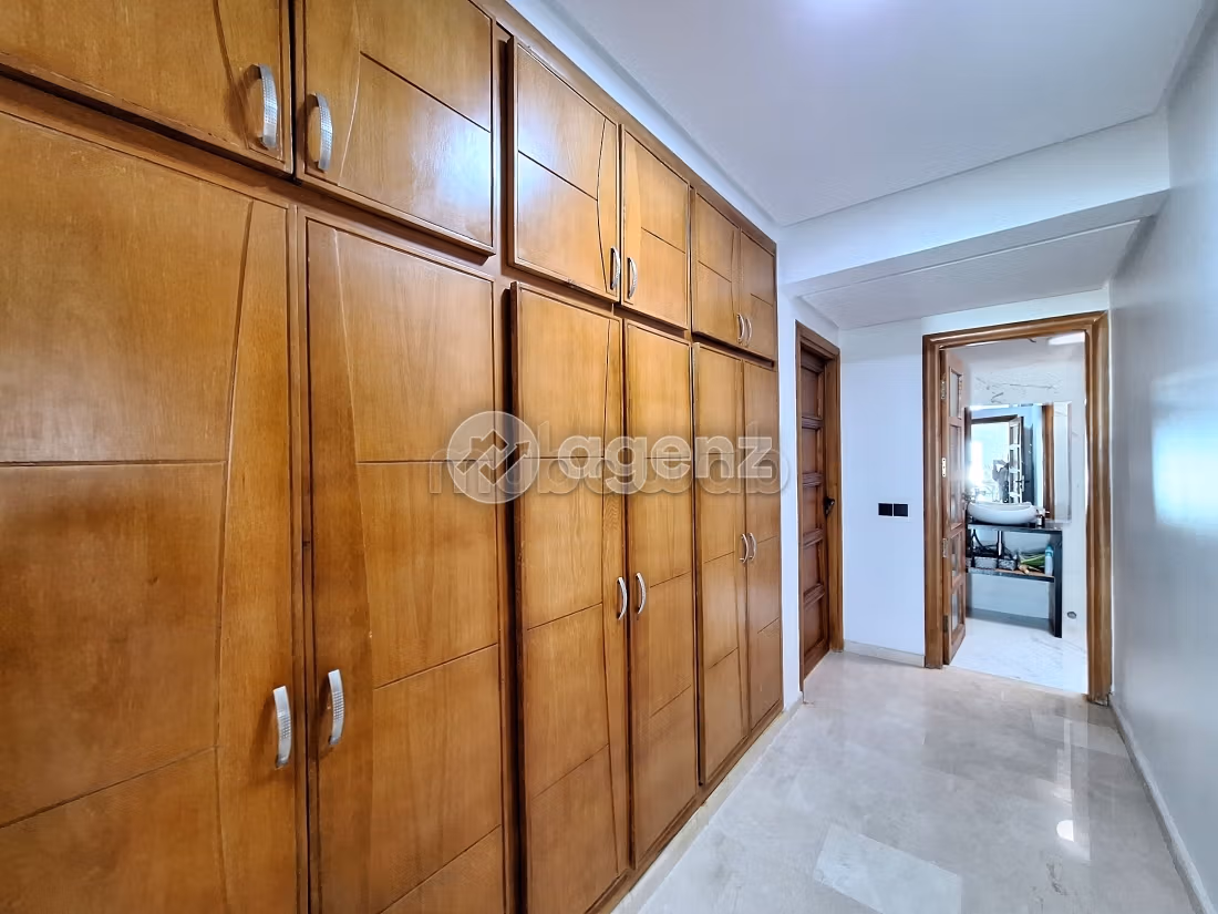 High quality house for sale. 6 lovely rooms. Parking spaces and garden