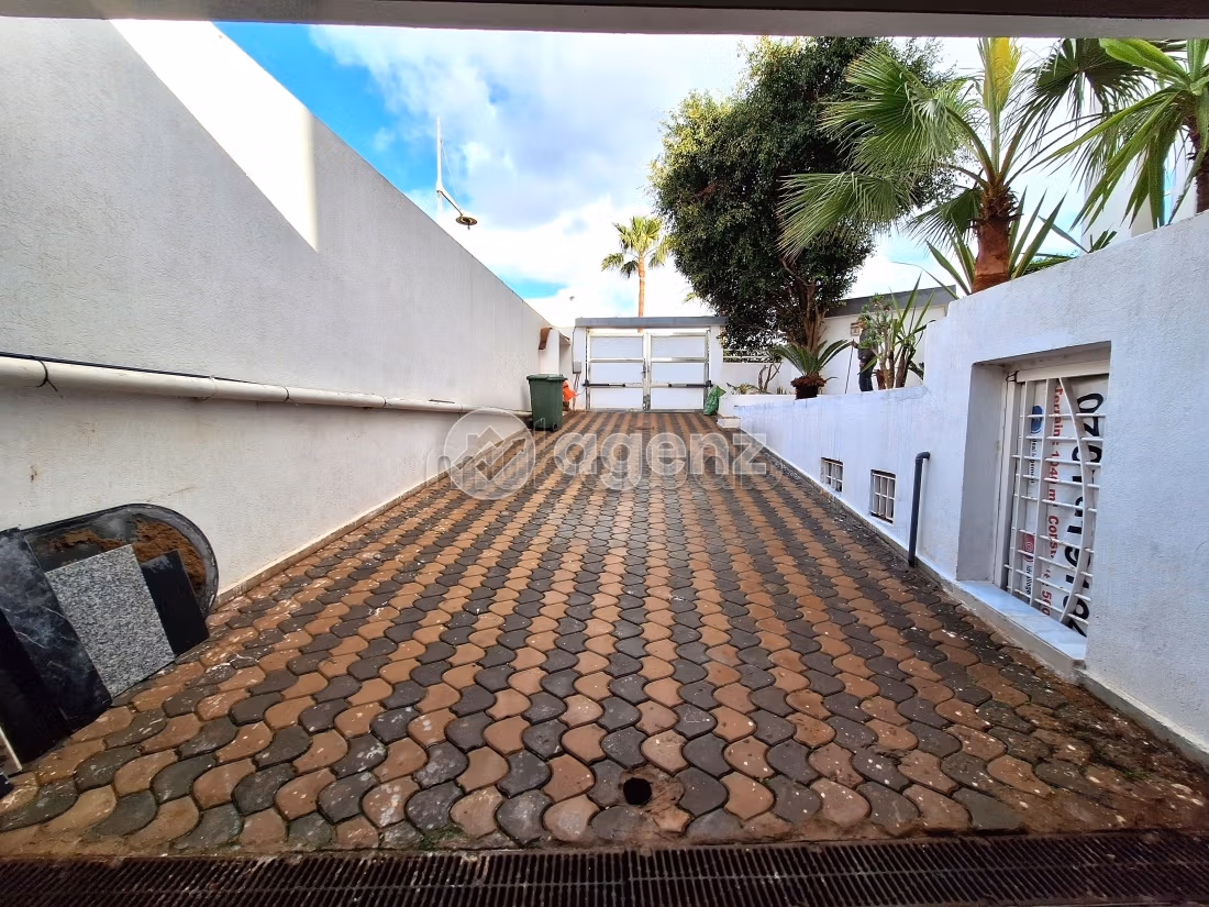 High quality house for sale. 6 lovely rooms. Parking spaces and garden