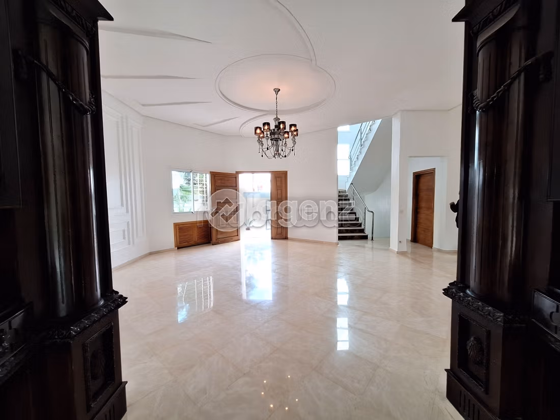 High quality house for sale. 6 lovely rooms. Parking spaces and garden