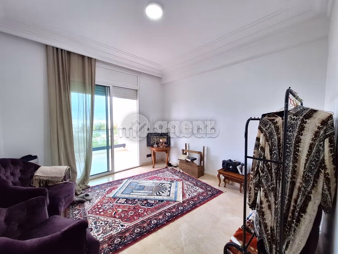High quality house for sale. 6 lovely rooms. Parking spaces and garden